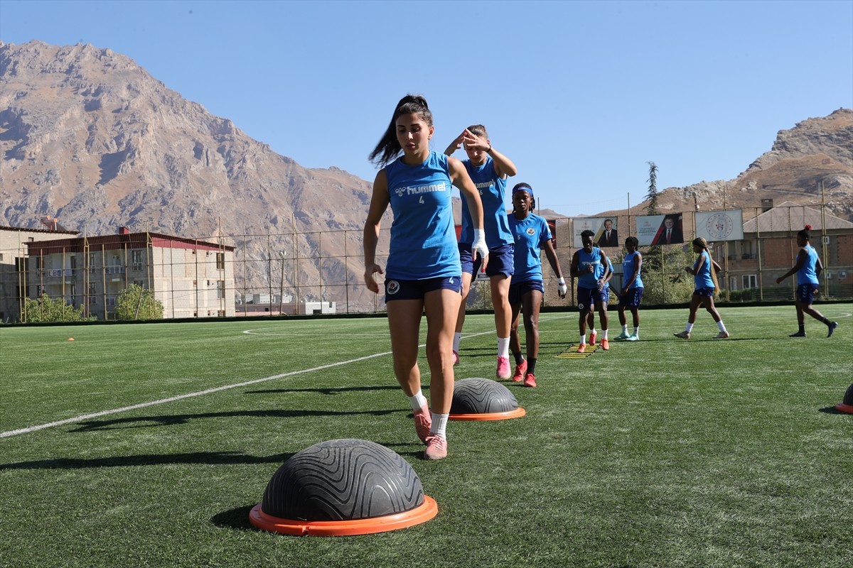Turkcell Kadın Futbol Ligi'nde mücadele eden Hakkarigücü'nün yanı sıra Yüksekovaspor Kadın Futbol...
