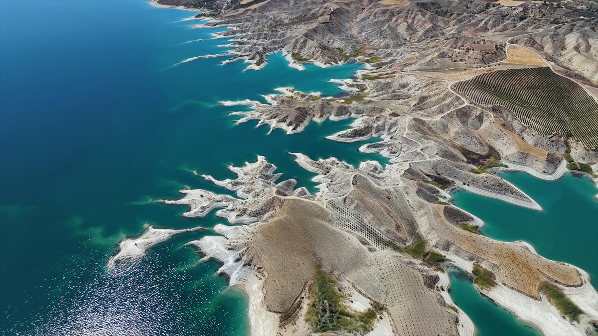 Türkiye'nin en büyük sulama ve enerji kaynaklarından biri olan Atatürk Barajı'nın Adıyaman'ın...