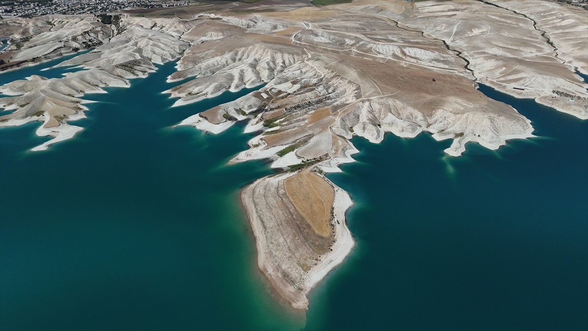 Türkiye'nin en büyük sulama ve enerji kaynaklarından biri olan Atatürk Barajı'nın Adıyaman'ın...