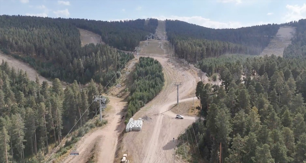 Türkiye'nin önemli kış turizmi merkezleri arasında yer alan Kars'ın Sarıkamış ilçesindeki kayak...