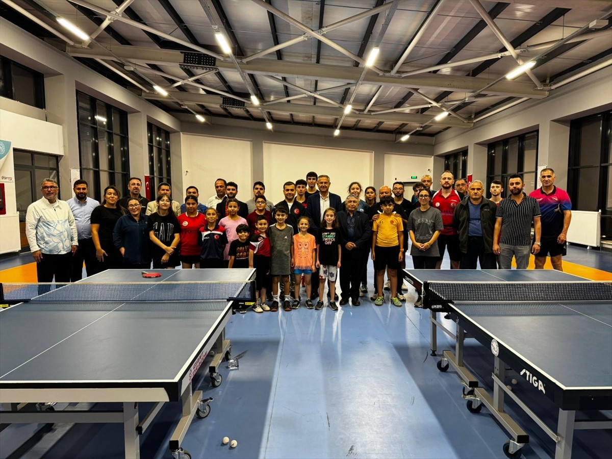 Türkiye Masa Tenisi Federasyonu (TMTF) Başkanı Kerim Koç, Ankara'daki sporculara moral ziyaretinde...