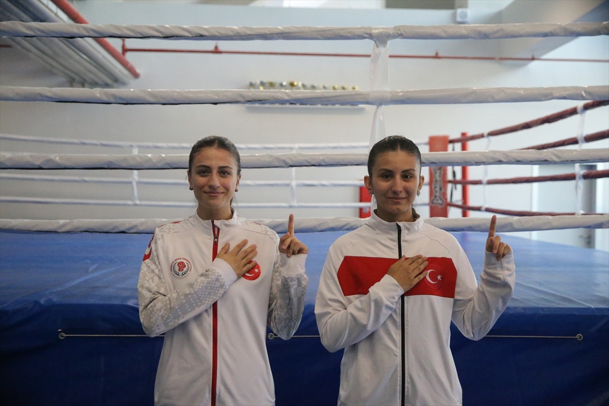 Türkiye şampiyonu genç milli boksörler Emine Kılınç (solda) ve Betül İrem Özat (sağda), gözlerini...
