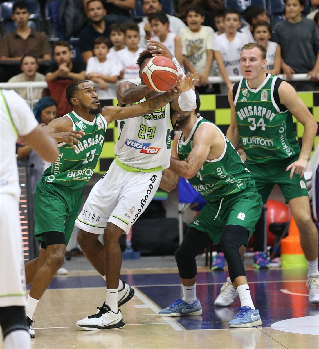 Türkiye Sigorta Basketbol Süper Ligi'nin ilk hafta maçında, Yukatel Merkezefendi Belediyesi Basket...