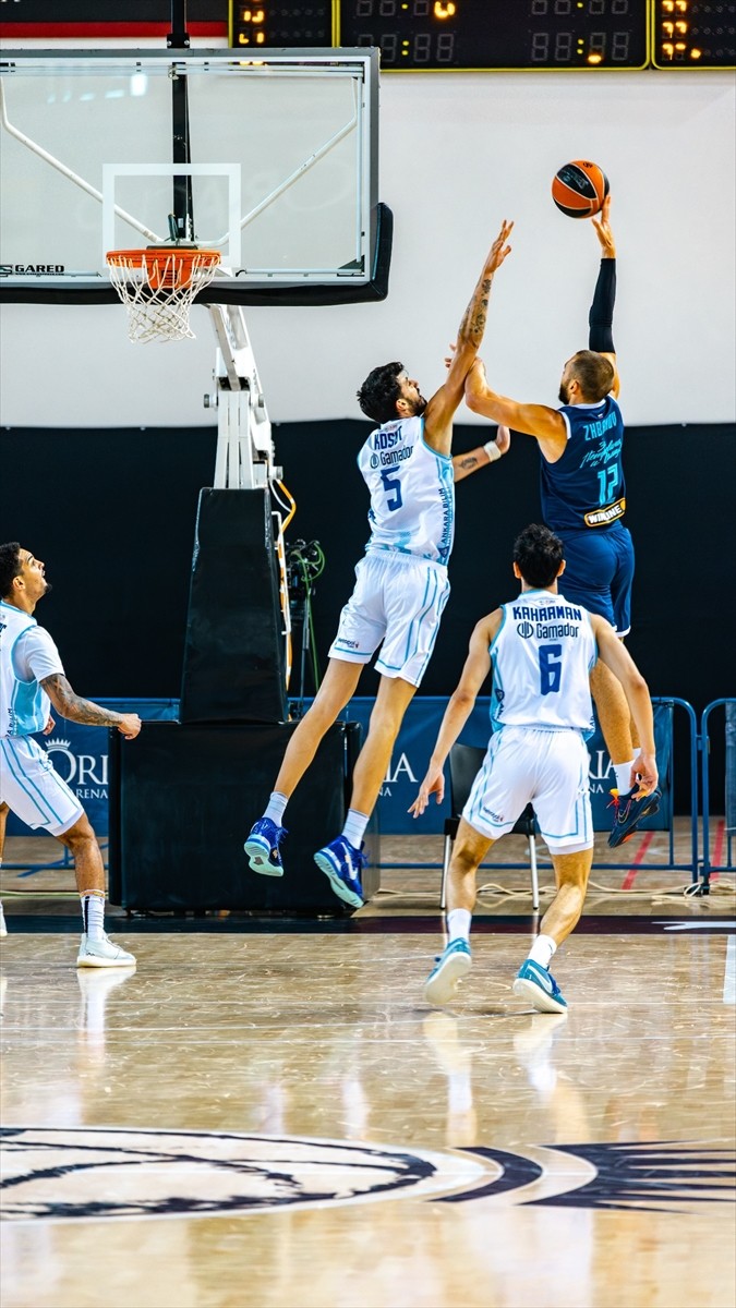 Türkiye Sigorta Basketbol Süper Ligi ekiplerinden Türk Telekom, Antalya'da düzenlenen "Gloria...