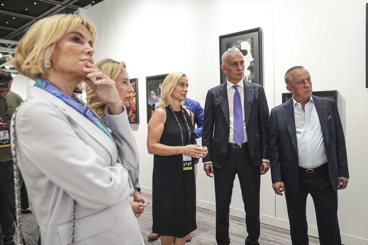 UEFA Başkanı Aleksander Ceferin'in eşi Barbara Ceferin'in (solda) farklı sanatçılarının eserlerini...