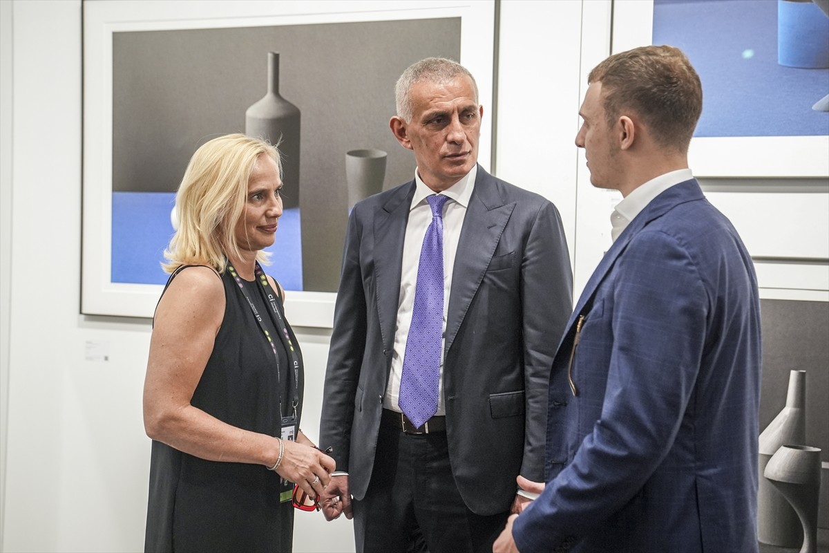 UEFA Başkanı Aleksander Ceferin'in eşi Barbara Ceferin'in (solda) farklı sanatçılarının eserlerini...