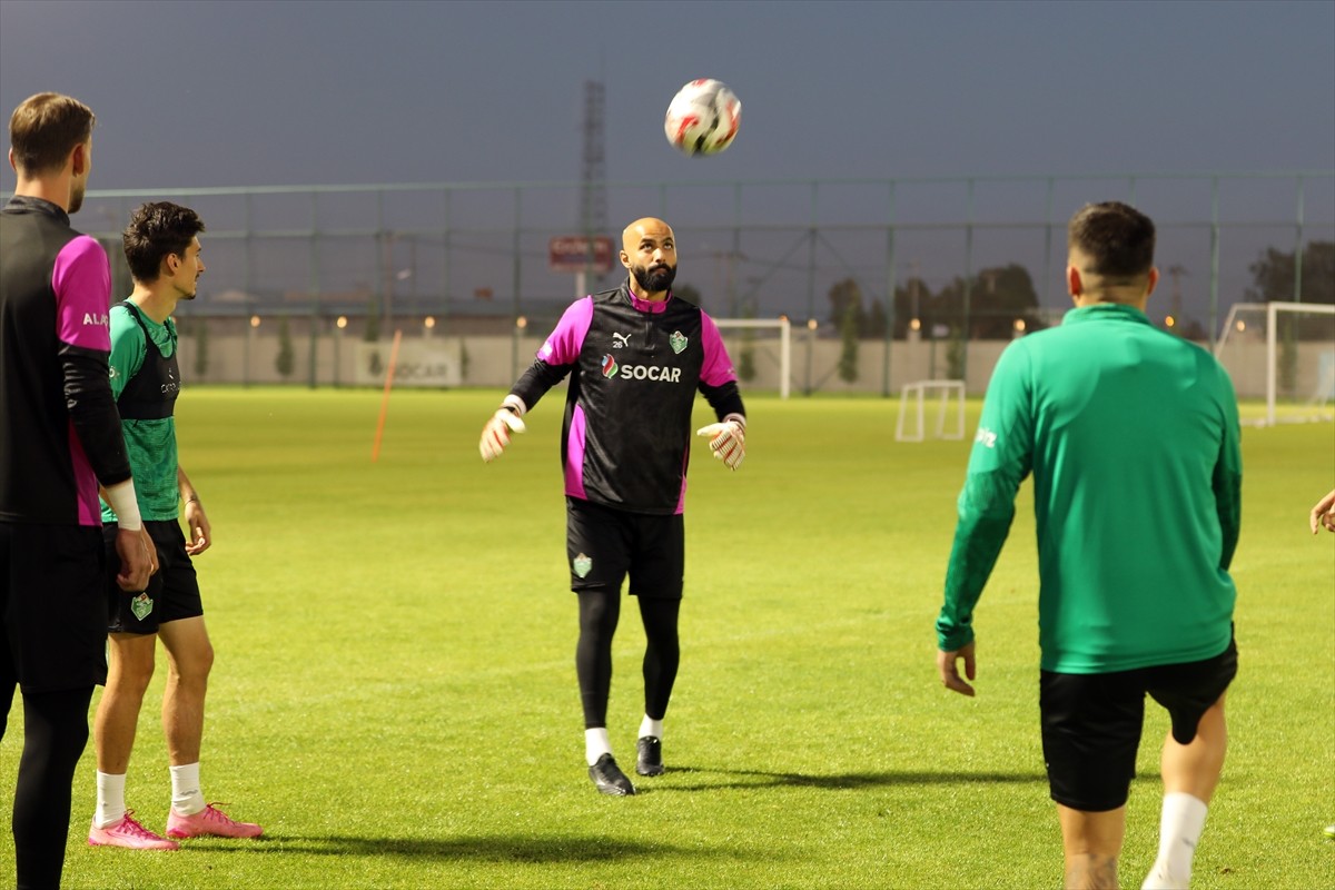UEFA Şampiyonlar Ligi tecrübesi bulunan deneyimli kaleci Sinan Bolat (ortada), bu sezon Trendyol...