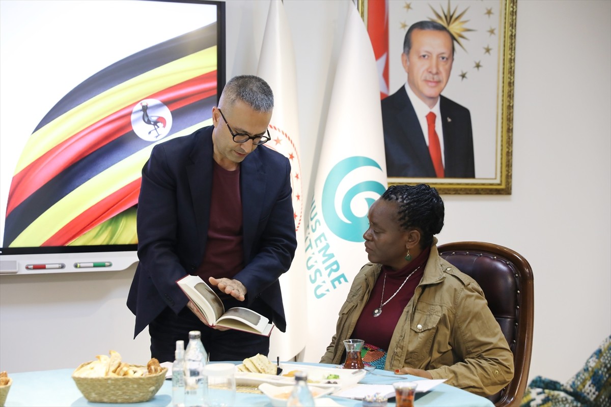 Uganda Kültür Bakanı Dr. Mutuuzo Peace Regis (Sağ), Yunus Emre Enstitüsü (YEE) Başkanı Prof. Dr....