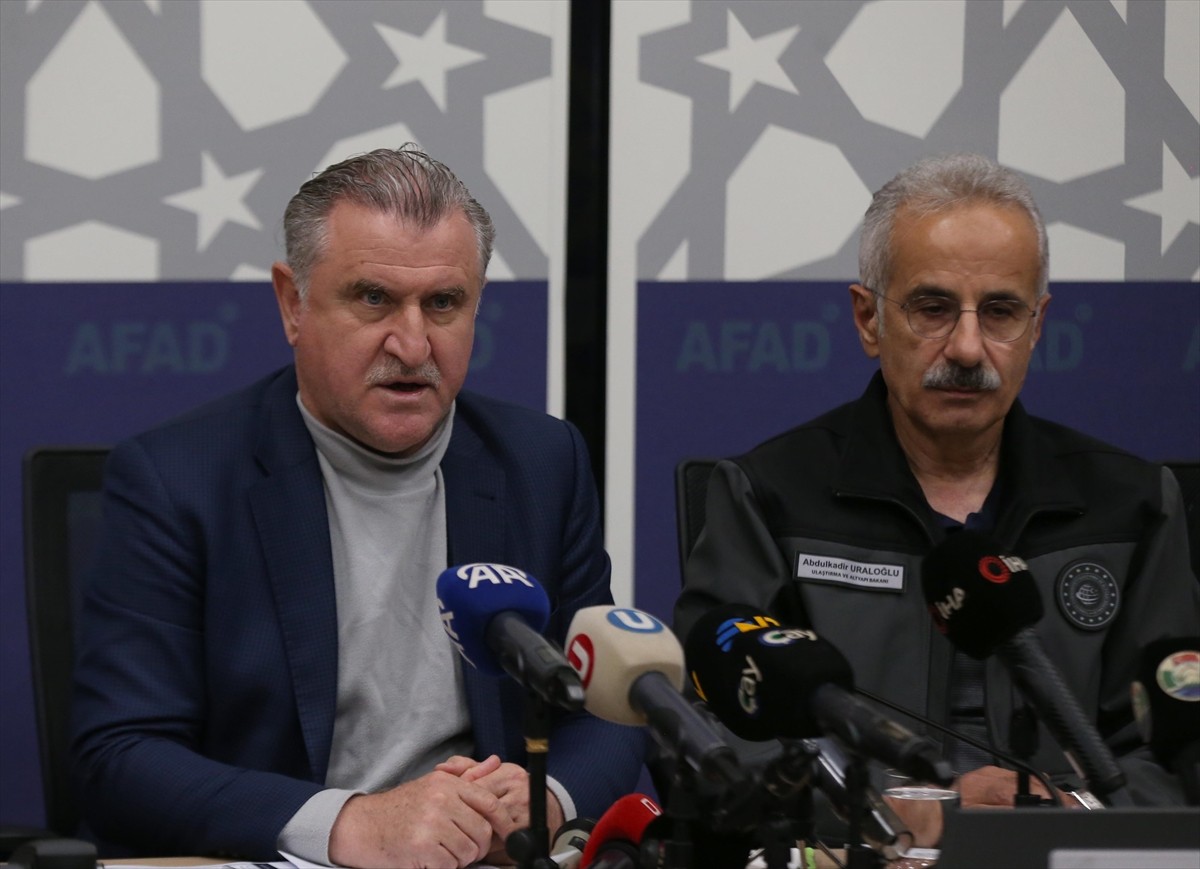 Ulaştırma ve Altyapı Bakanı Abdulkadir Uraloğlu (fotoğrafta) ile Gençlik ve Spor Bakanı Osman...