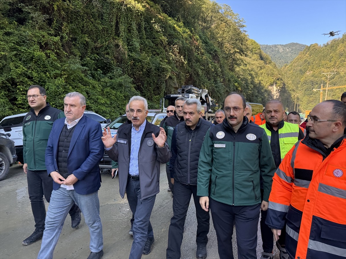 Ulaştırma ve Altyapı Bakanı Abdulkadir Uraloğlu ile Gençlik ve Spor Bakanı Osman Aşkın Bak...