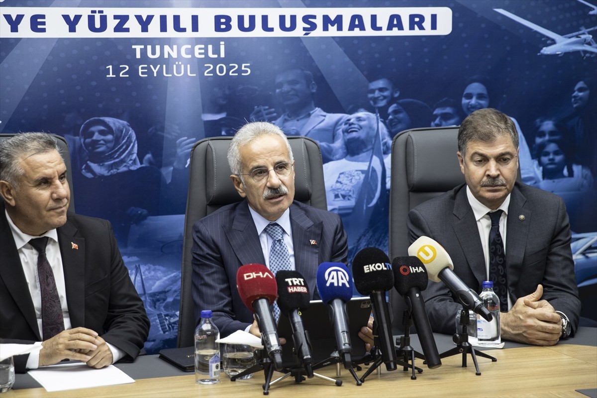 Ulaştırma ve Altyapı Bakanı Abdulkadir Uraloğlu (ortada), AK Parti Tunceli İl Başkanlığı'nda...