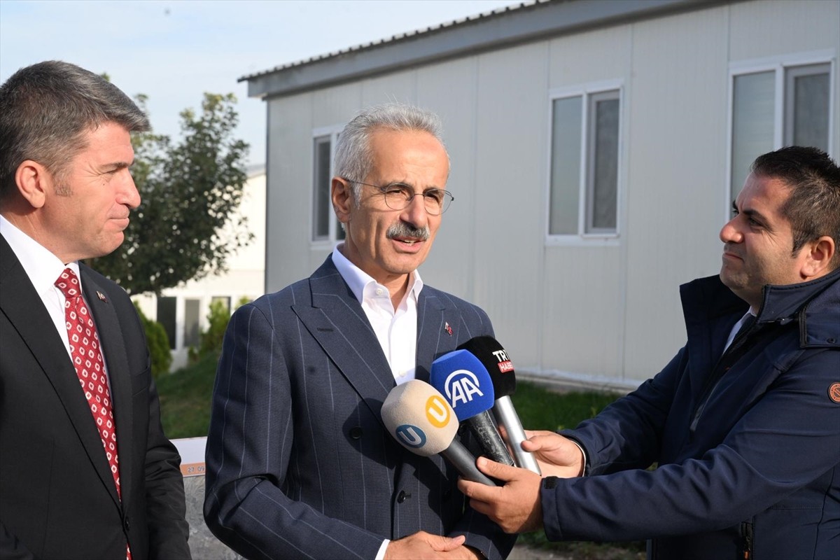 Ulaştırma ve Altyapı Bakanı Abdulkadir Uraloğlu (sağda), Çorum-Mecitözü-Amasya kara yolu...