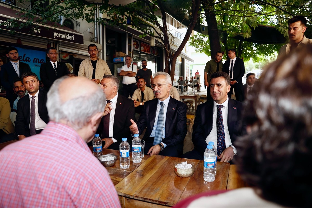 Ulaştırma ve Altyapı Bakanı Abdulkadir Uraloğlu, Tunceli'de esnaf ziyaretinde bulundu. Uraloğlu ve...