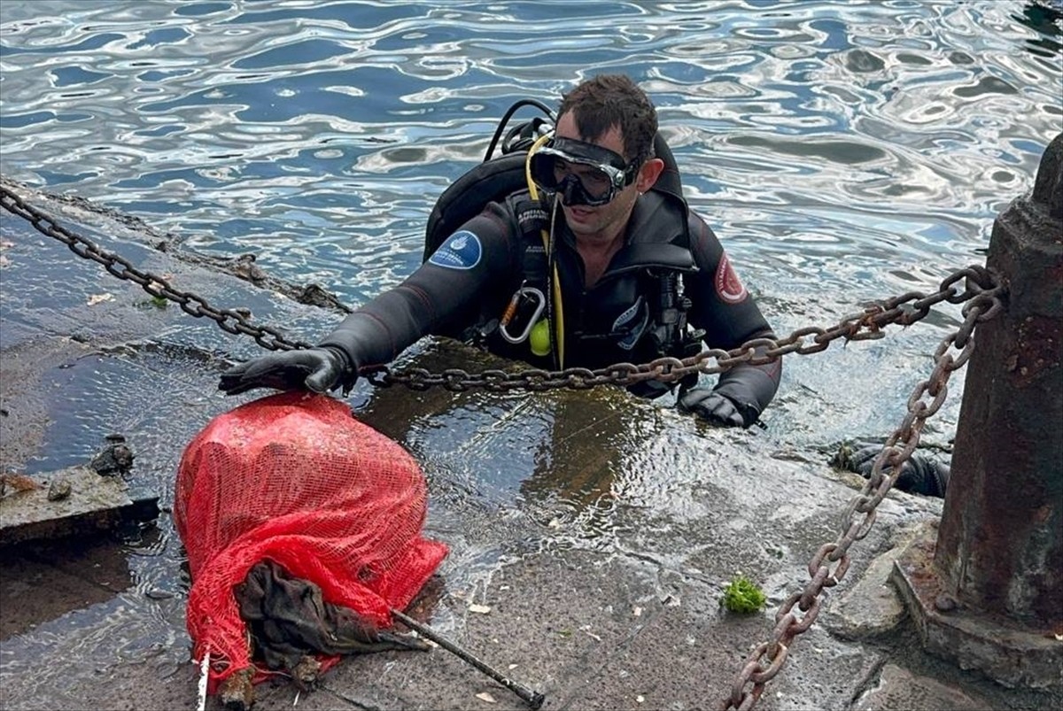 Uluslararası Kıyı Temizlik Günü kapsamında Ortaköy sahilinde gerçekleştirilen su altı temizliğinde...