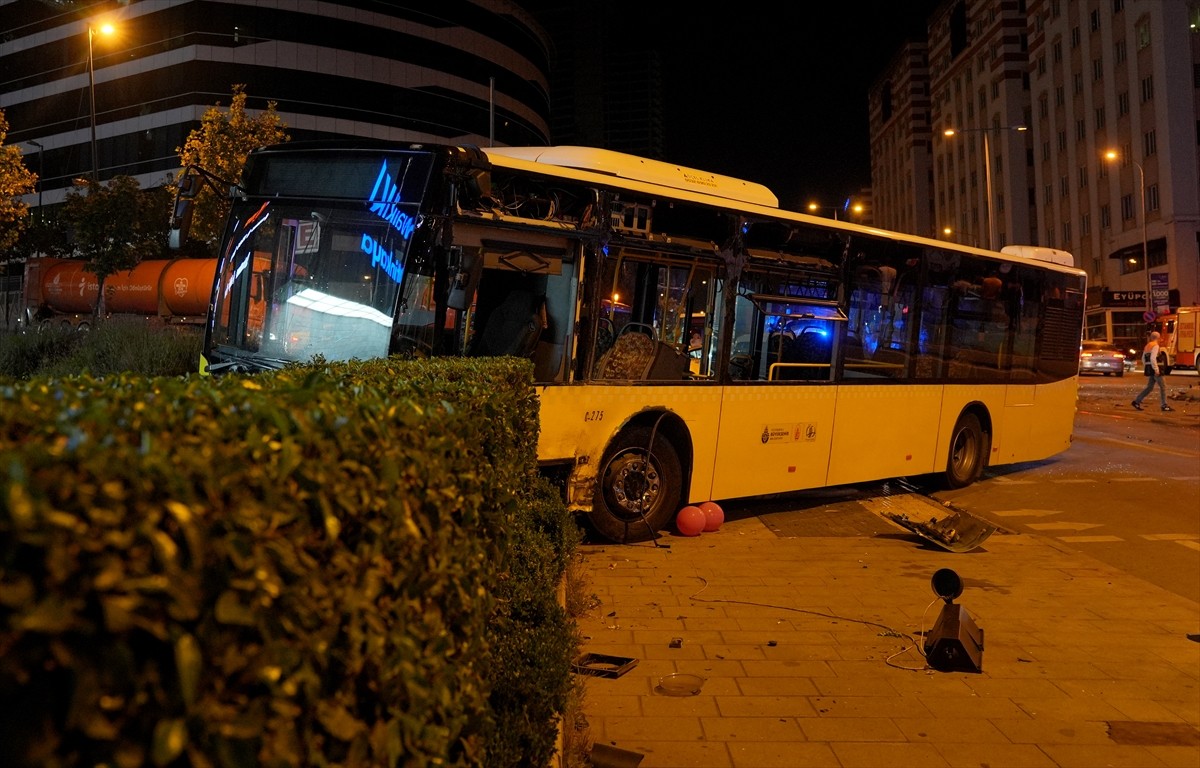 Ümraniye'de İETT otobüsü ile otomobilin çarpışması sonucu 1'i ağır 2 kişi yaralandı. İhbar üzerine...