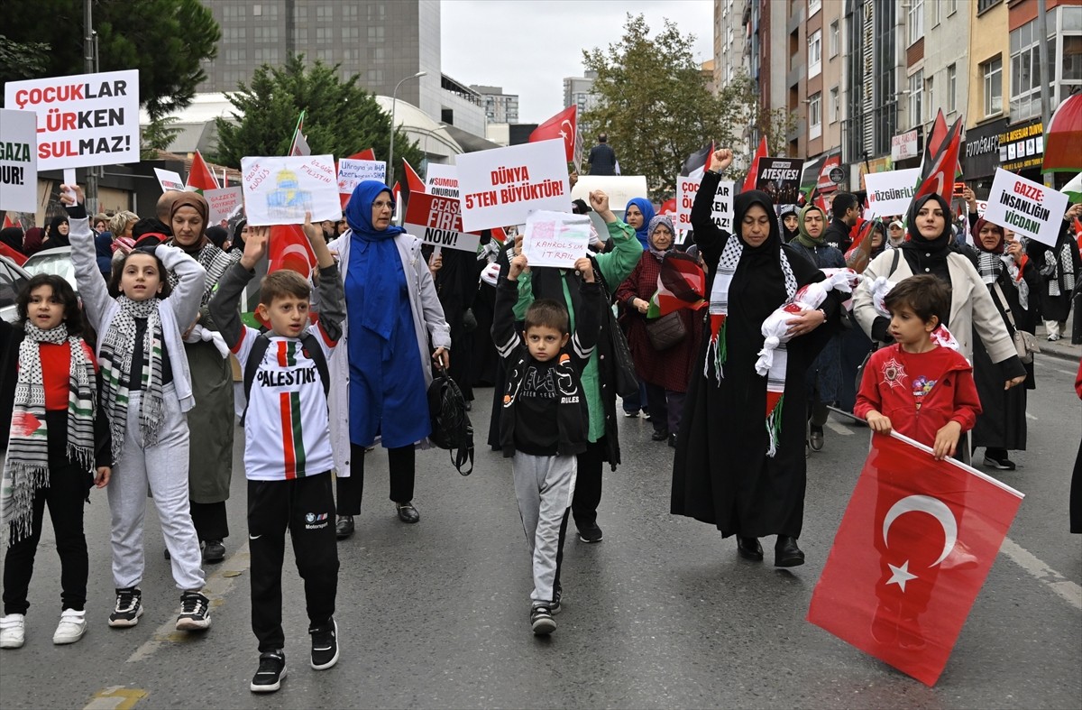 Ümraniye Belediyesi tarafından sivil toplum kuruluşlarının destekleriyle Gazze için yürüyüş...