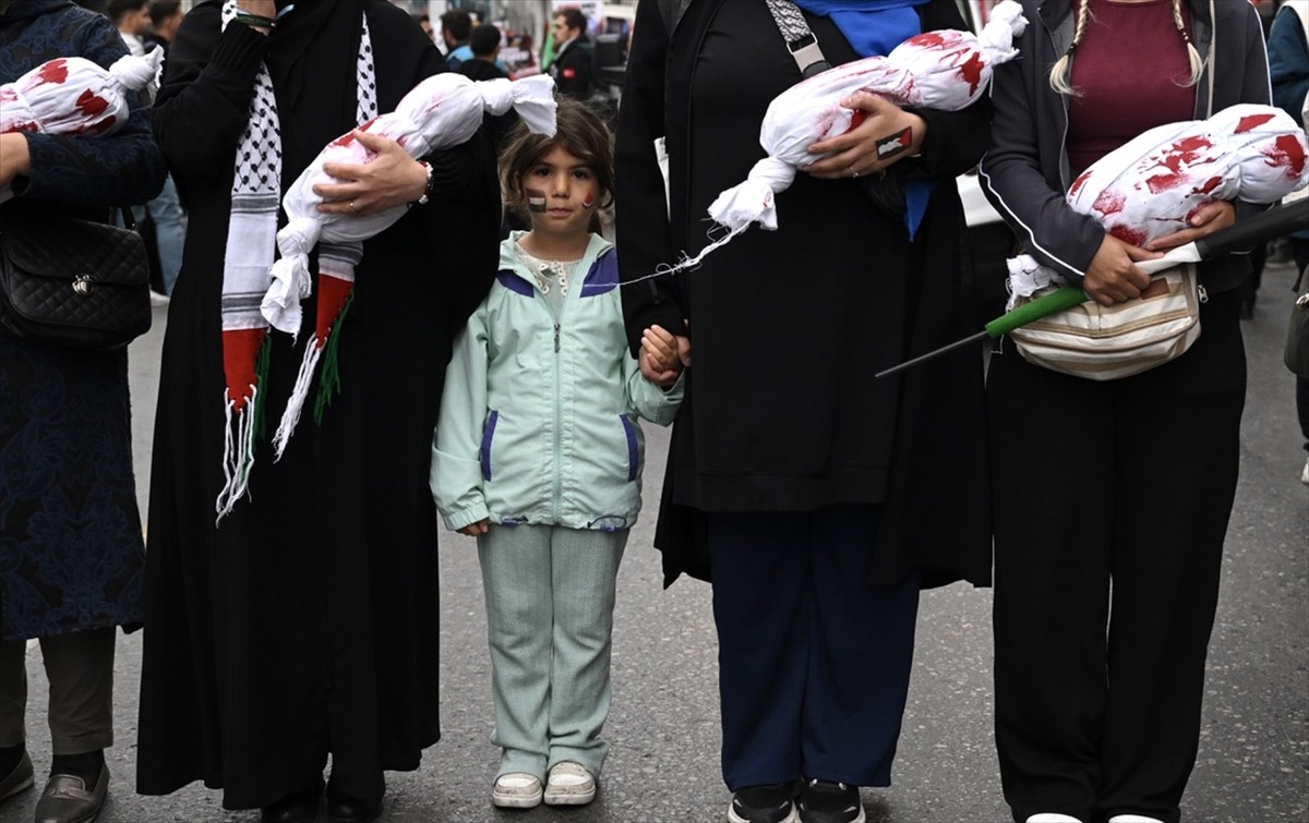 Ümraniye Belediyesi tarafından sivil toplum kuruluşlarının destekleriyle Gazze için yürüyüş...