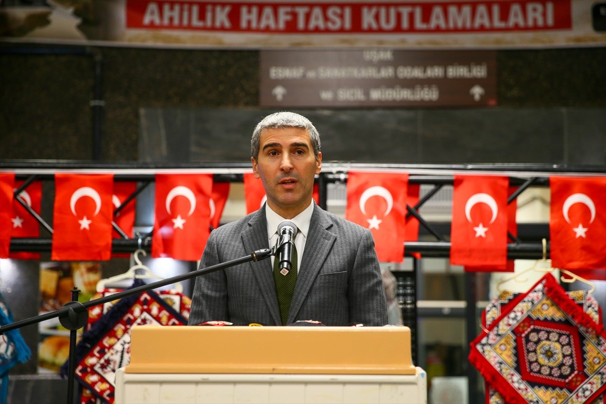 Uşak'ta Ahilik Haftası kutlamalarında 50 yıldır saat tamirciliği yapan 77 yaşındaki Ali Yılmaz'a...