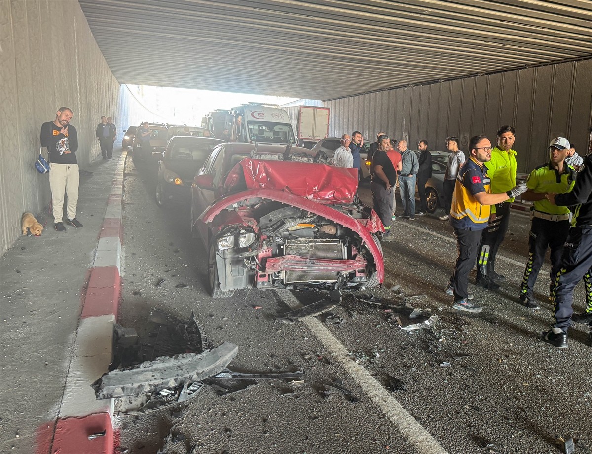 Uşak'ta üç otomobilin çarpışması sonucu yaralanan 3 kişi tedavi altına alındı. Olay yerine sağlık...