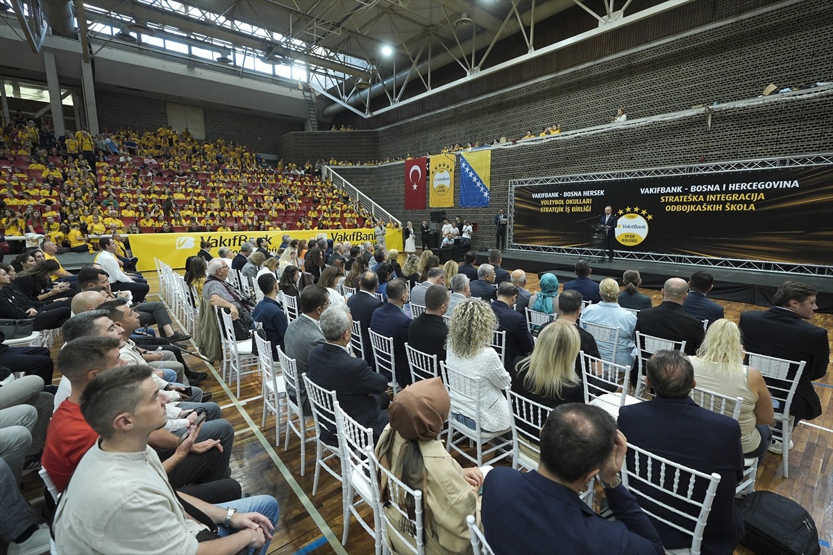 VakıfBank Spor Kulübü, Bosna Hersek'te genç voleybolculara destek vermek amacıyla 38 voleybol...