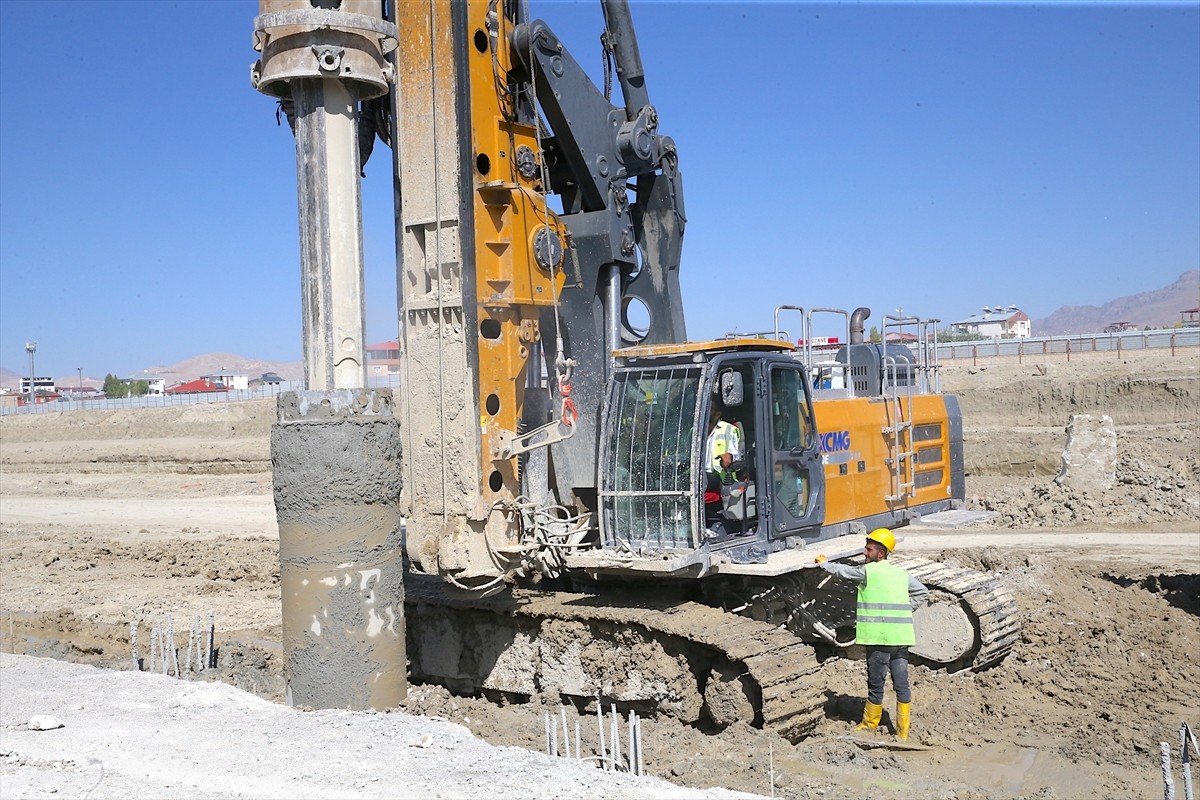 Van'ın Edremit ilçesinde şehir hastanesi kurulması amacıyla bünyesinde 210 ek poliklinik, 40...