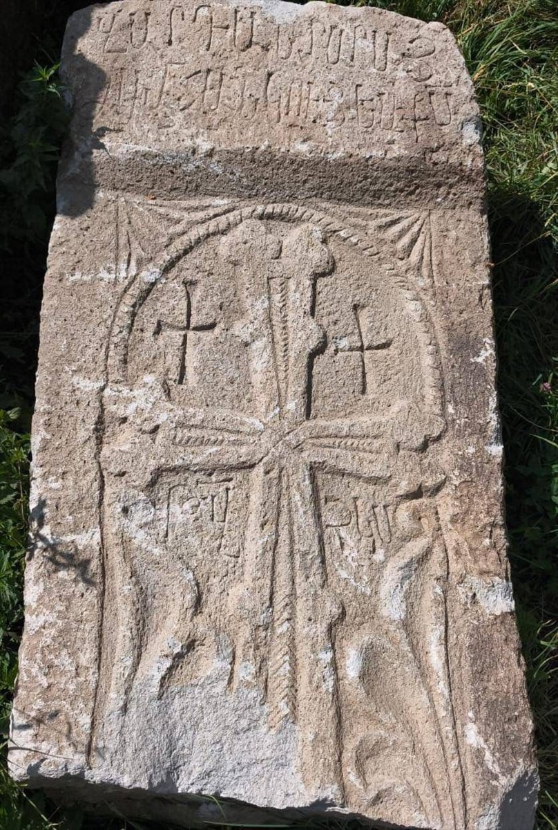 Van'ın Erciş ilçesinde Bizans dönemine ait 2 kabartma taş stel ele geçirildi.