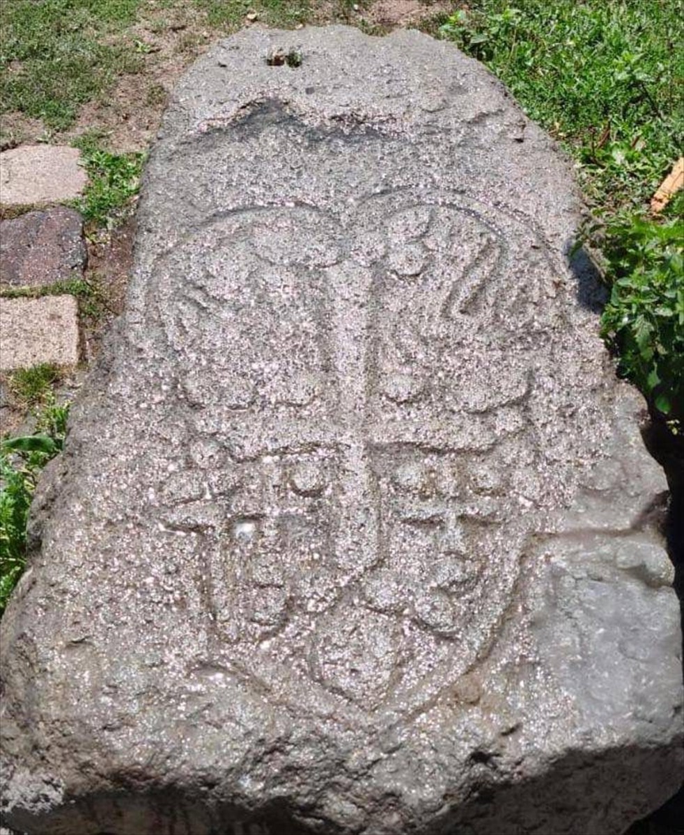 Van'ın Erciş ilçesinde Bizans dönemine ait 2 kabartma taş stel ele geçirildi.