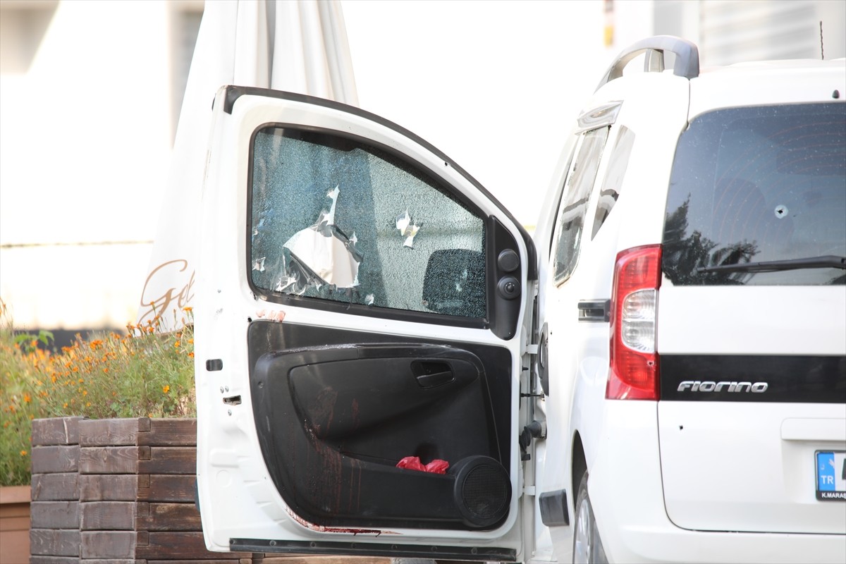 Van'ın Erciş ilçesindeki Van Yolu Caddesi'nde kafe işleten kardeşler Musa ve Mehmet Demir...