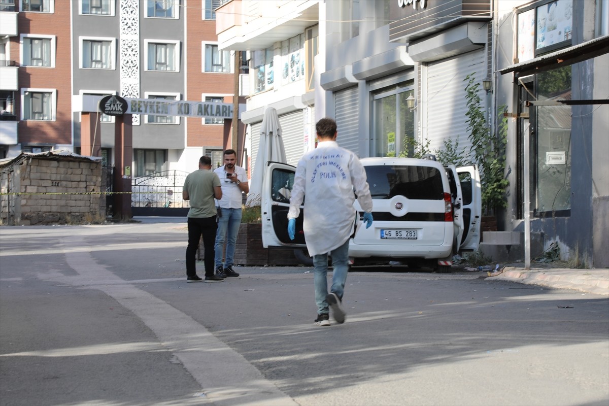 Van'ın Erciş ilçesindeki Van Yolu Caddesi'nde kafe işleten kardeşler Musa ve Mehmet Demir...