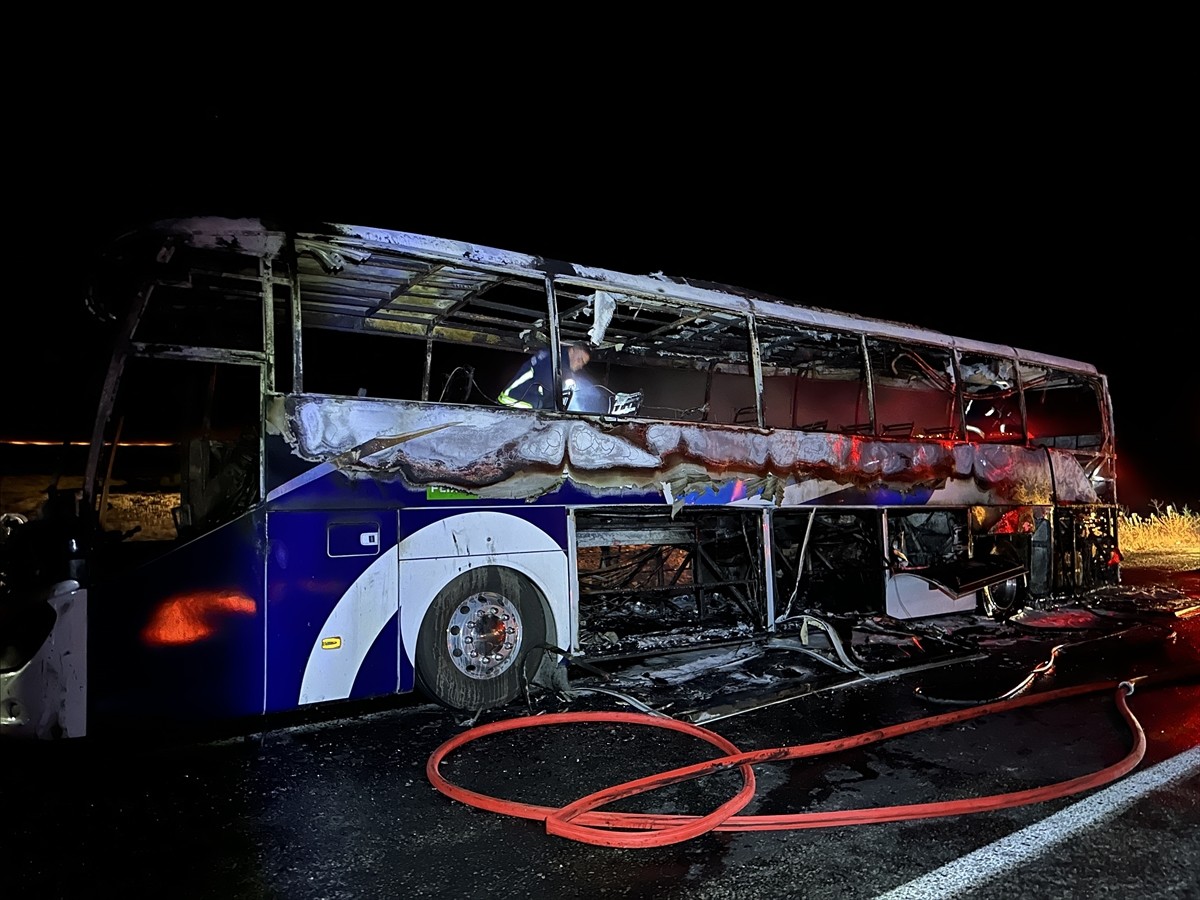 Van'ın Tuşba ilçesinde seyir halindeki yolcu otobüsünde çıkan yangın söndürüldü. Yangında otobüs...