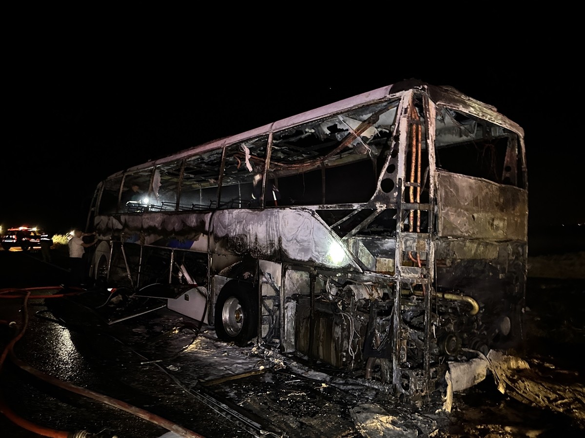 Van'ın Tuşba ilçesinde seyir halindeki yolcu otobüsünde çıkan yangın söndürüldü. Yangında otobüs...