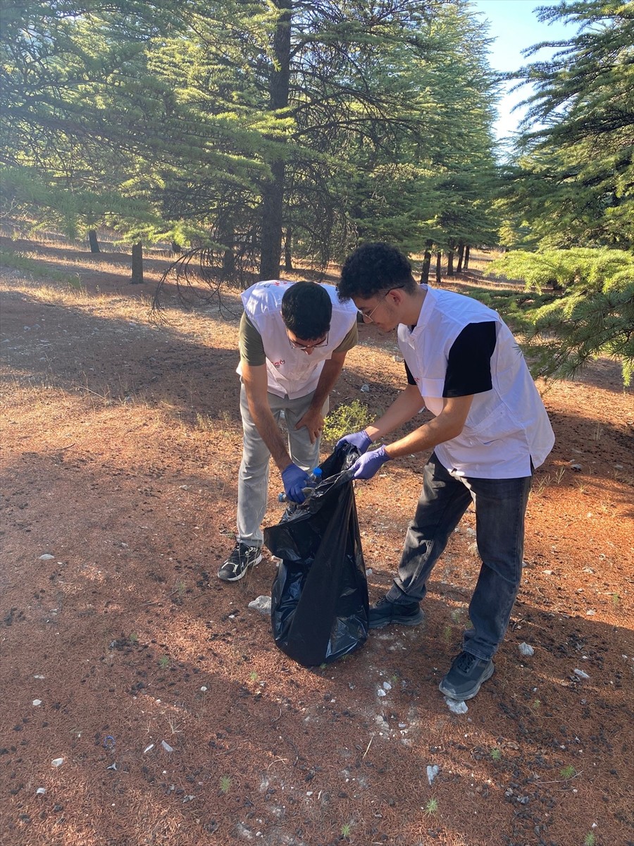 Yeryüzü Doktorlarının gönüllü üniversite öğrencilerinden oluşan Genç Yeryüzü Doktorları...