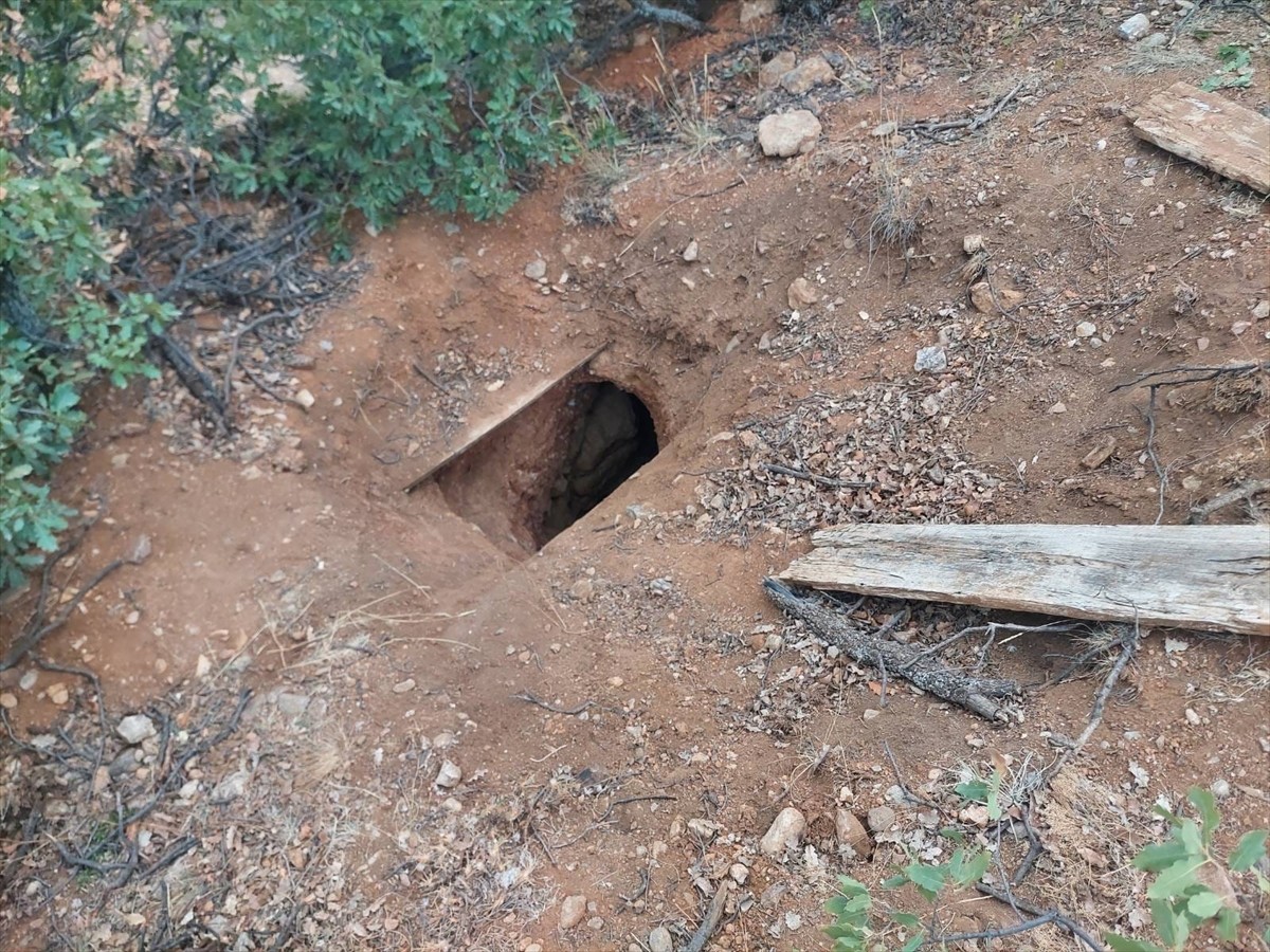  Yozgat'ın Sarıkaya ilçesinde izinsiz kazı yapan 4 zanlı gözaltına alındı.