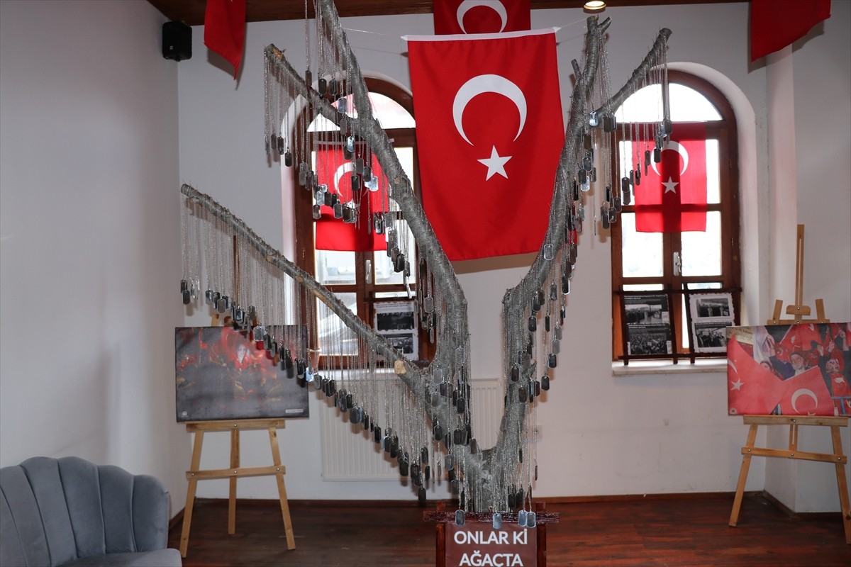 Yozgat'ta 19 Eylül Gaziler Günü etkinlikleri kapsamında şehitlerin kıyafetleri, kullandığı özel...