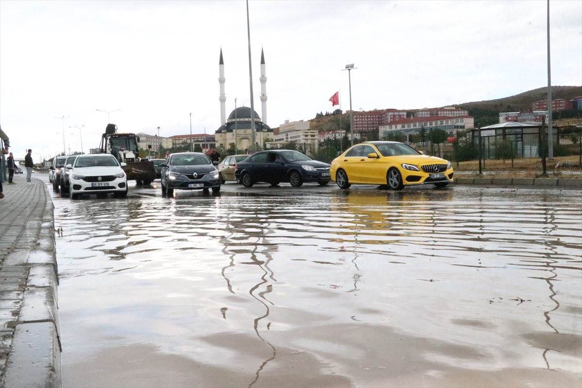 Yozgat'takent merkezinde öğleden sonra etkili olan sağanak nedeniyle cadde ve yollarda su...