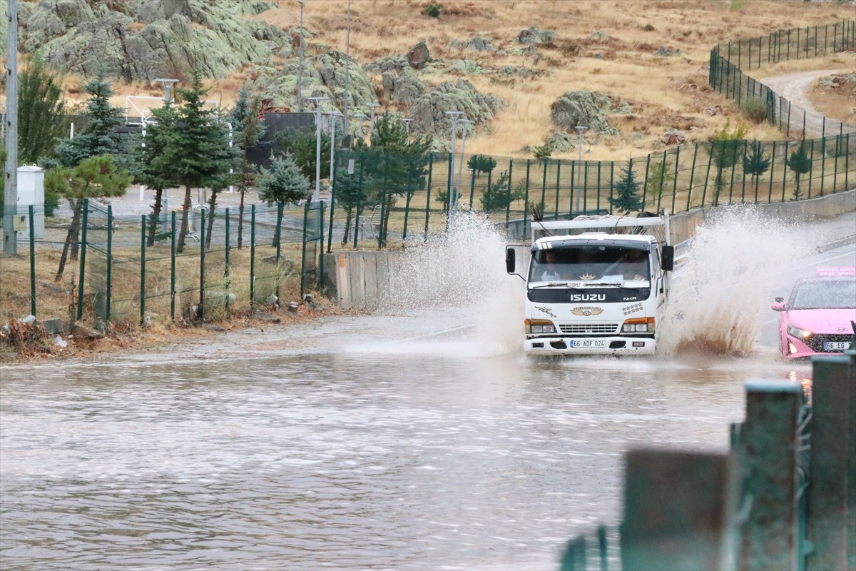 Yozgat'takent merkezinde öğleden sonra etkili olan sağanak nedeniyle cadde ve yollarda su...