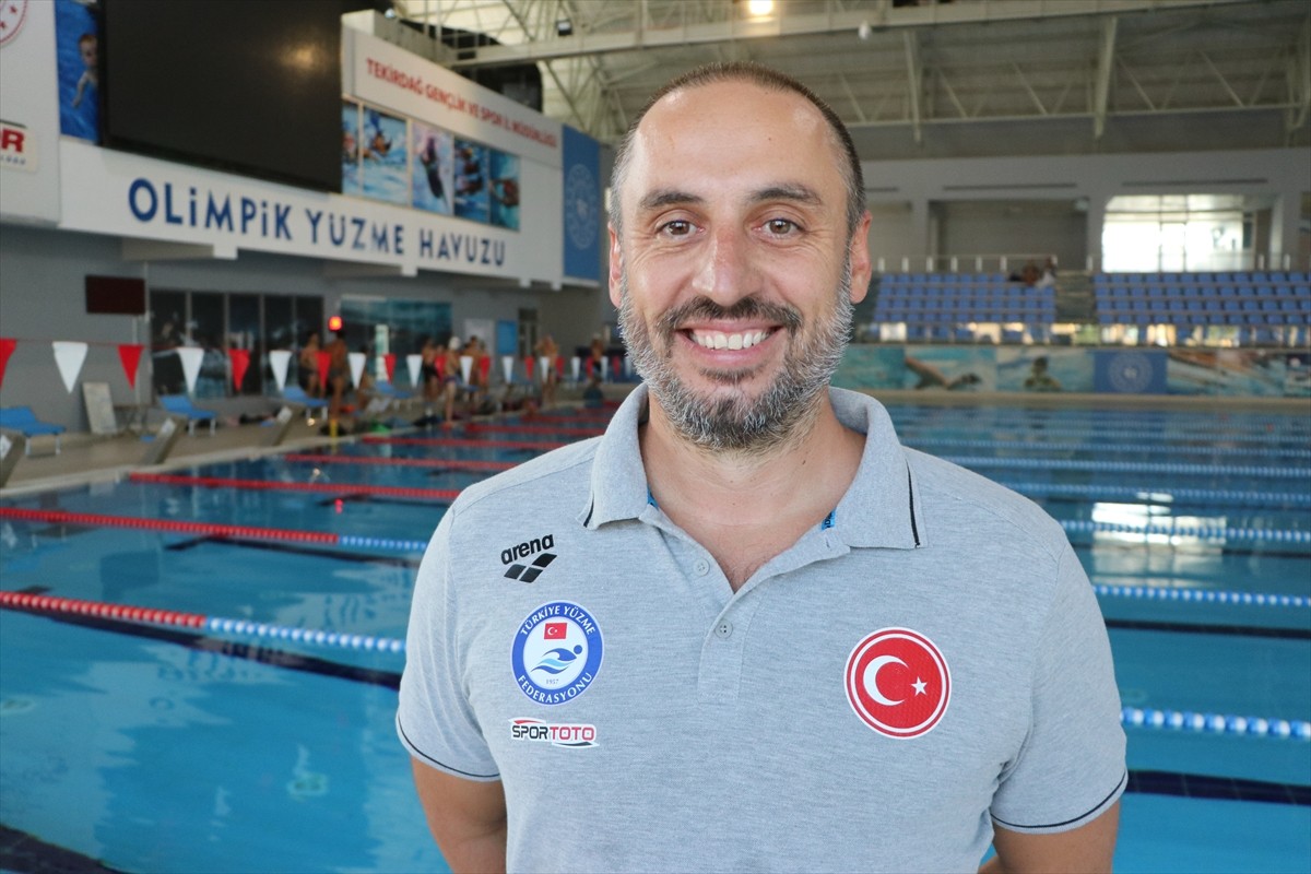 Yüzmede 6 Türkiye şampiyonluğu ve farklı kategorilerde 90 madalyası bulunan genç milli sporcu Emre...