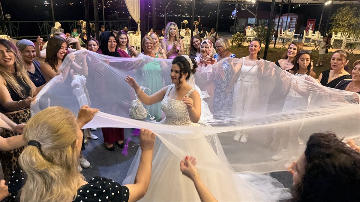 Zonguldak'ta özel gereksinimli kadın için temsili düğün yapıldı. Yoğun ilgi gösterilen düğünde...