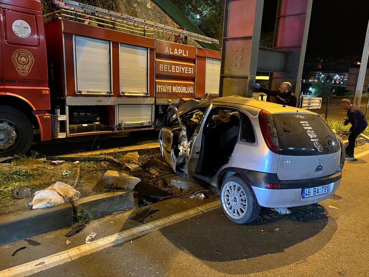 Zonguldak'ta üst geçidin direğine çarpan otomobildeki 2 kişi hayatını kaybetti.