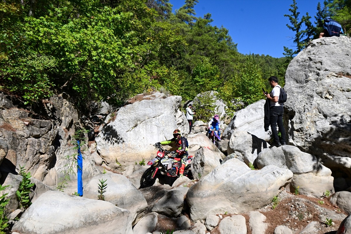 16. Sea To Sky Enduro Motosiklet Yarışı'nın orman etabında birinciliği Alman sporcu Manuel...