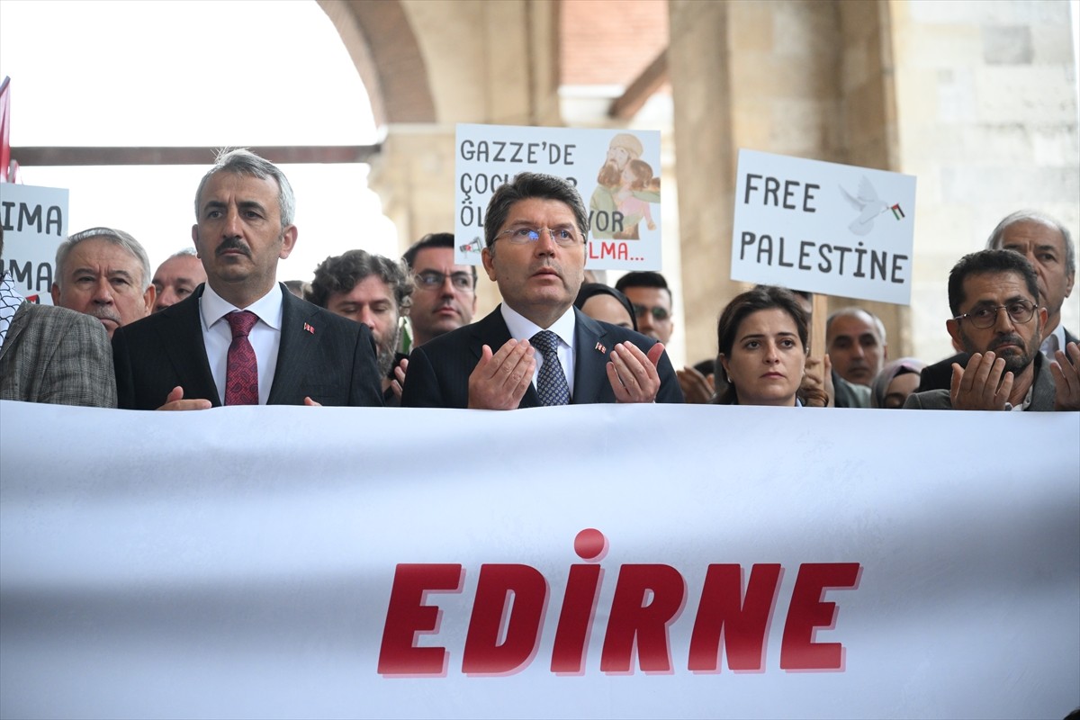 Adalet Bakanı Yılmaz Tunç, Edirne Eski Cami'de cuma namazı çıkışı, İsrail'in Küresel Sumud...