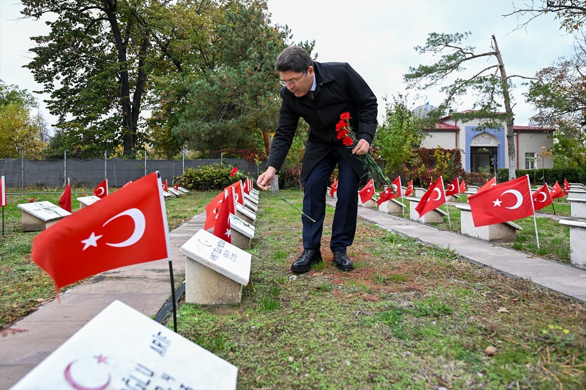 Adalet Bakanı Yılmaz Tunç, Romanya ziyareti kapsamında, Bükreş Türk Şehitliği'ni ziyaret etti....