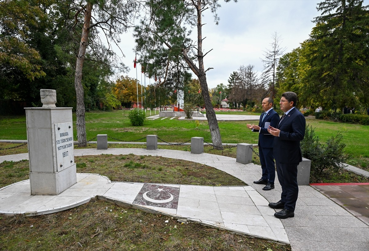 Adalet Bakanı Yılmaz Tunç, Romanya ziyareti kapsamında, Bükreş Türk Şehitliği'ni ziyaret etti....
