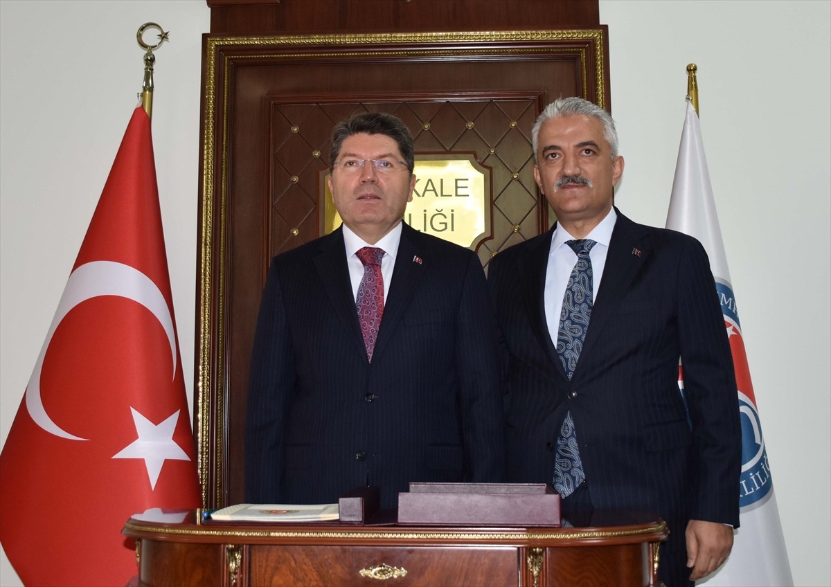 Adalet Bakanı Yılmaz Tunç (solda), Kırıkkale ziyaretleri kapsamında Vali Mehmet Makas'ı (sağda)...