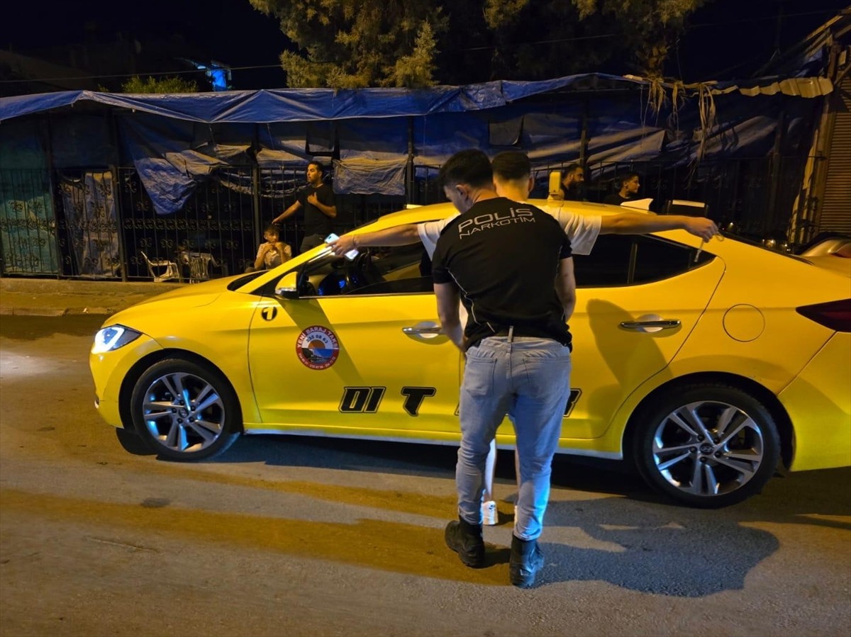 Adana'da narkotik ekiplerince gerçekleştirilen denetimlerde, üzerlerinden uyuşturucu çıkan 9...