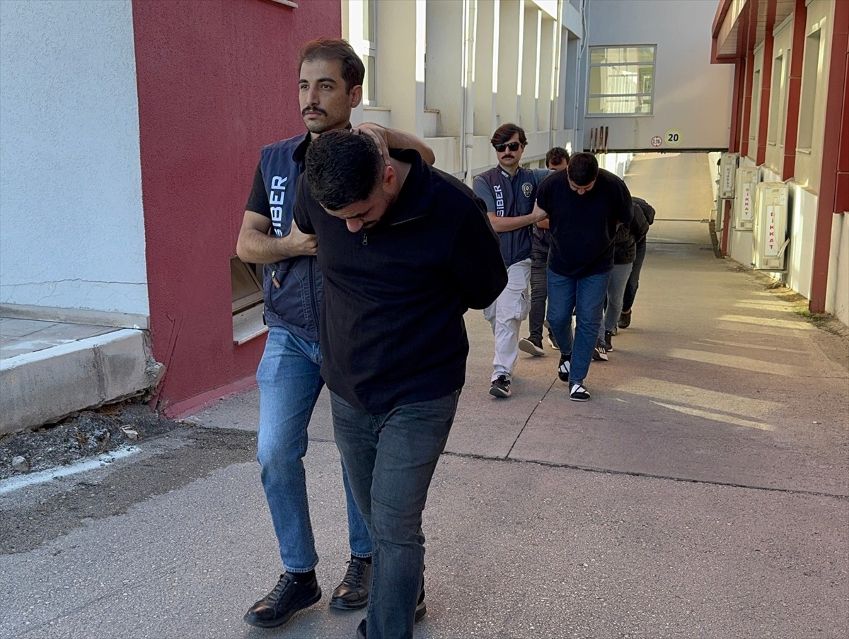 Adana'da otomobil almak isteyen kişiyi "sazan sarmalı" yöntemiyle dolandırdıkları gerekçesiyle...