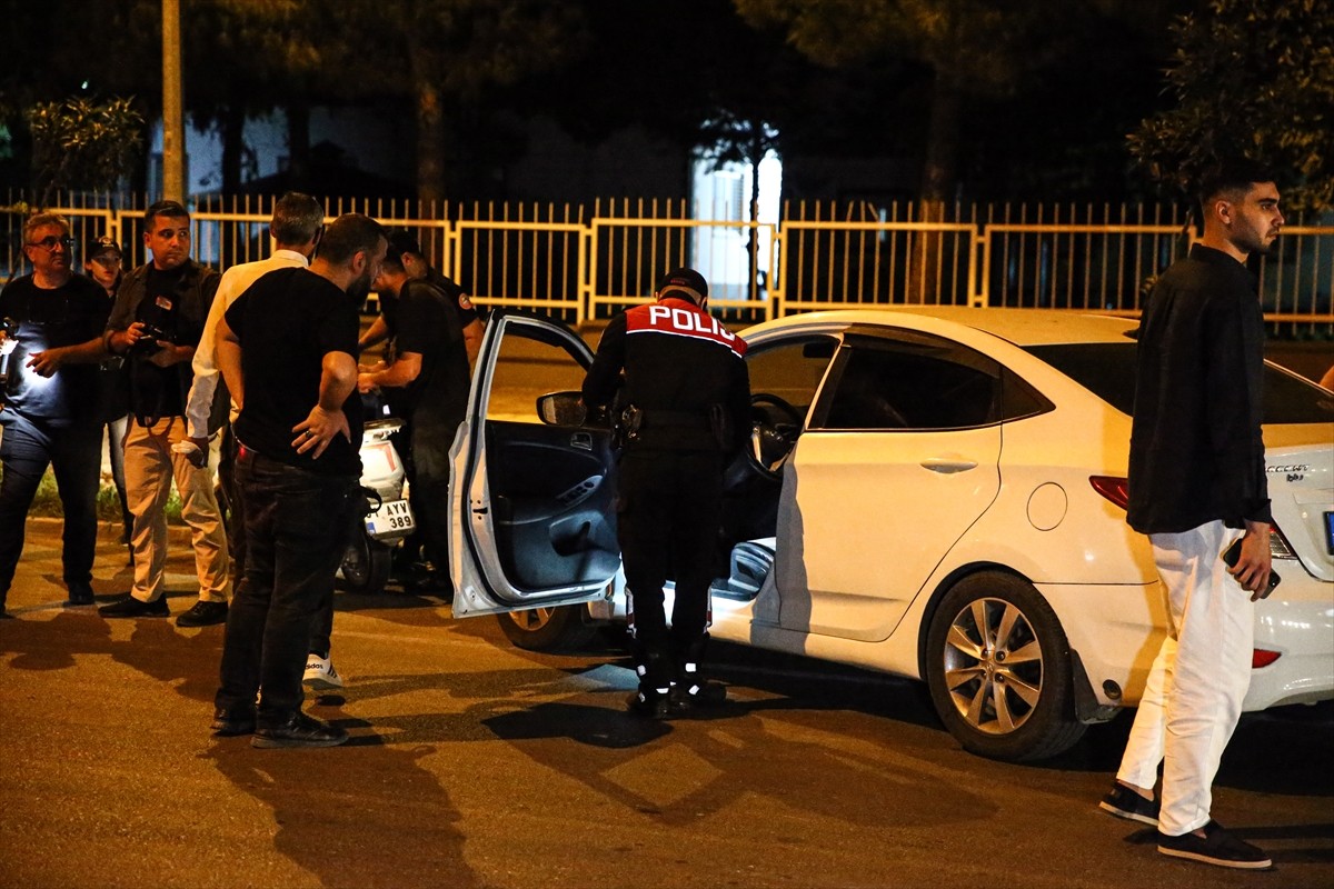 Adana'da polis ekiplerince helikopter destekli "huzur ve güven" uygulaması yapıldı.