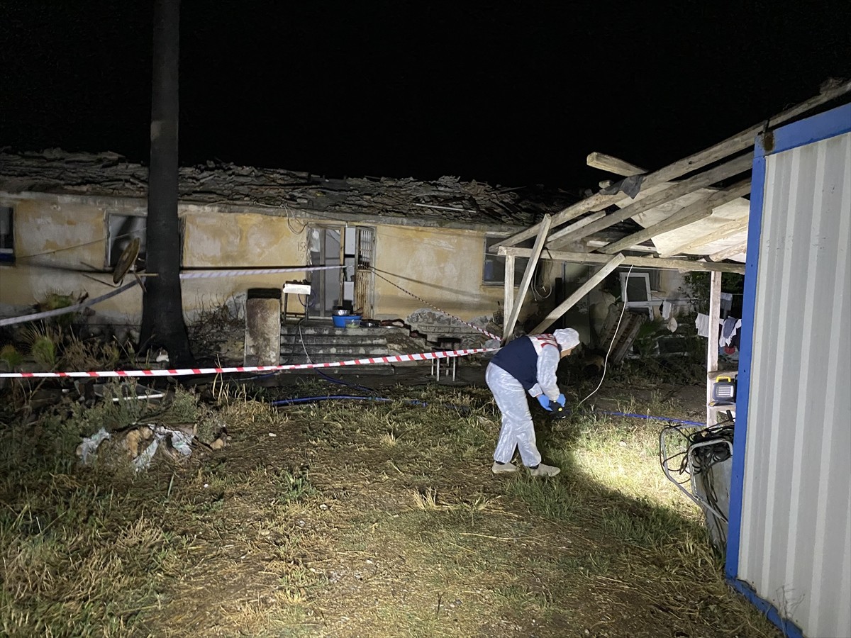 Adana'nın Ceyhan ilçesinde annesini çalıştığı iş yerinde silahla yaralayıp iş arkadaşını öldüren...