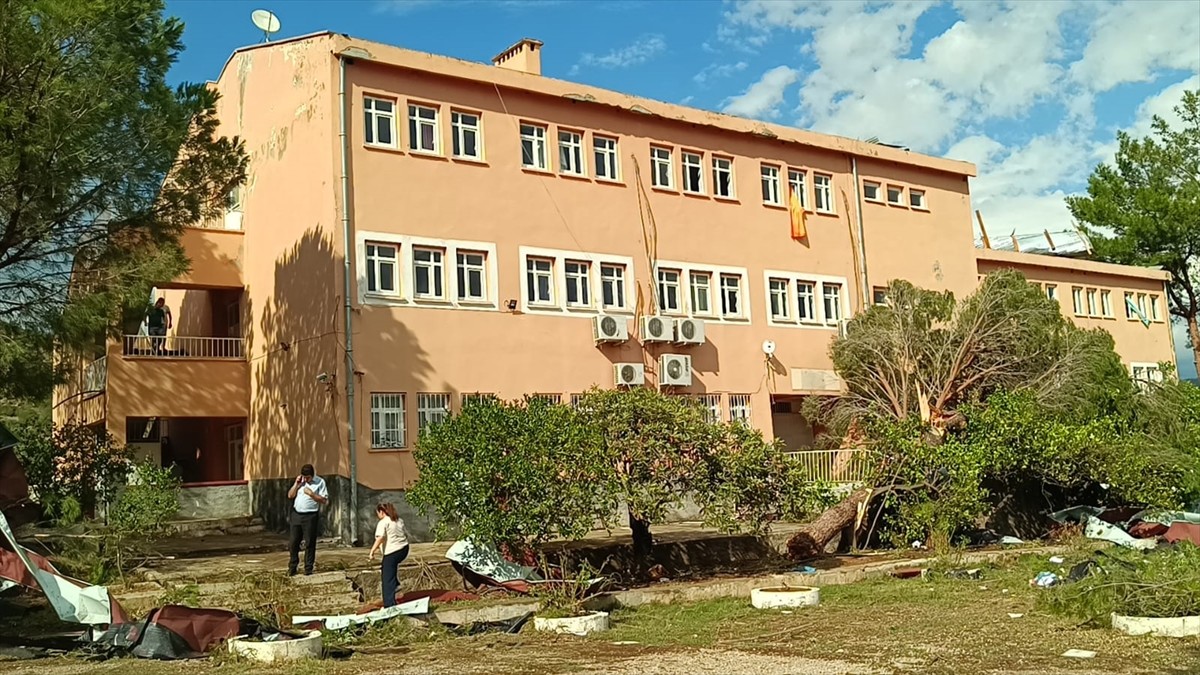 Adana'nın Kozan ilçesinde etkili olan sağanak ve fırtına nedeniyle uçan okul çatısı, park...