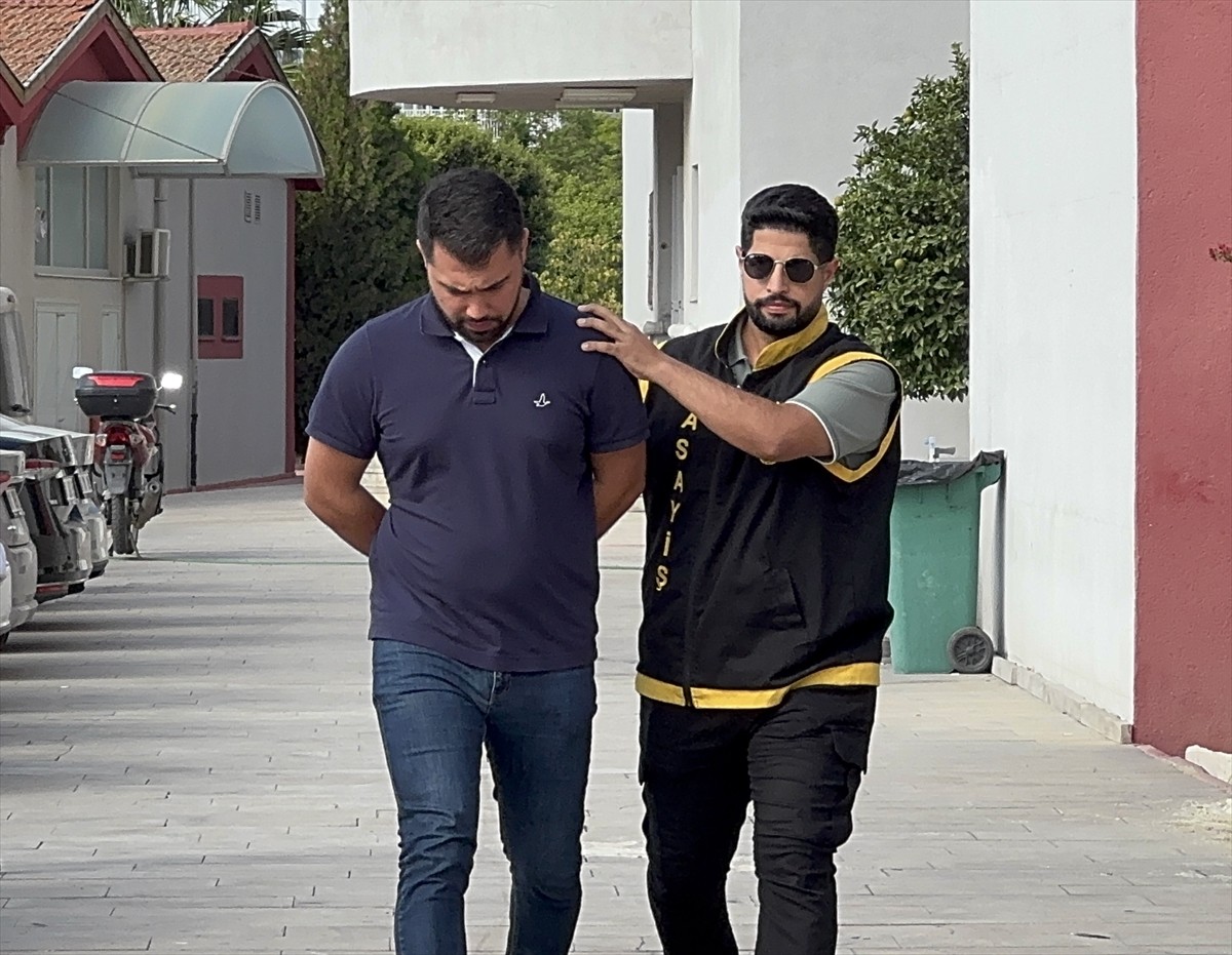 Adana'nın merkez Çukurova ilçesinde bir kişinin otomobilde ölü bulunmasıyla ilgili gözaltına...